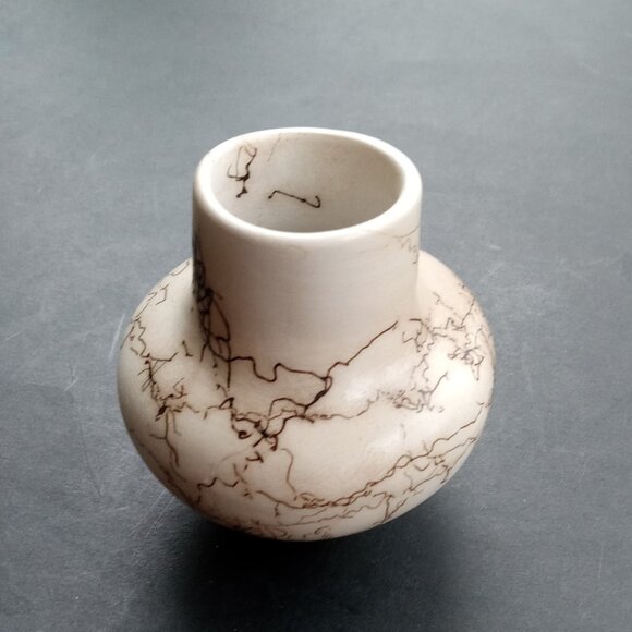 Native American Navajo Horse Hair Pottery Vase signed VAIL Mint Condition - Picture 13 of 16